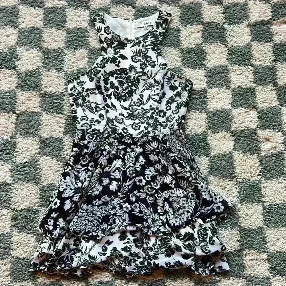 Never been worn! Isabelle Lu black & white floral dress! Size M!